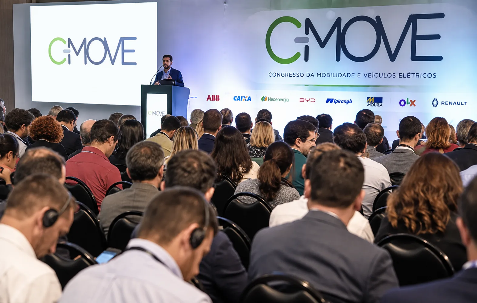 Plateia acompanhando palestra no CMOVE