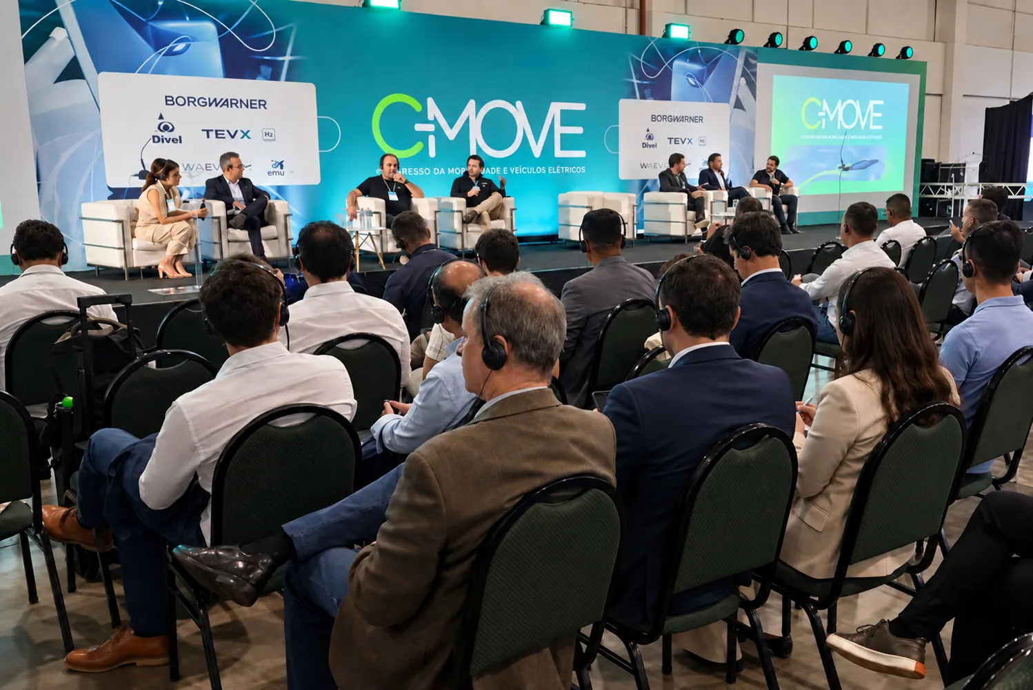 Painel de debate diante do público no CMOVE