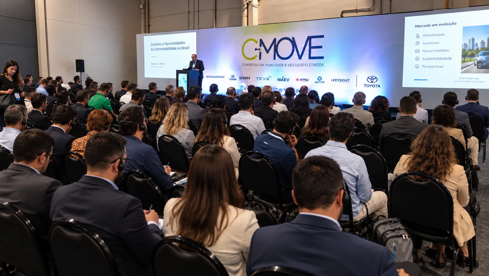 Público acompanhando apresentação no CMOVE